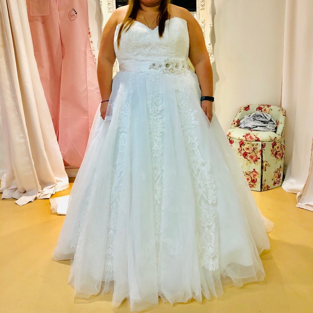 Wedding dress - Picture 1 of 6